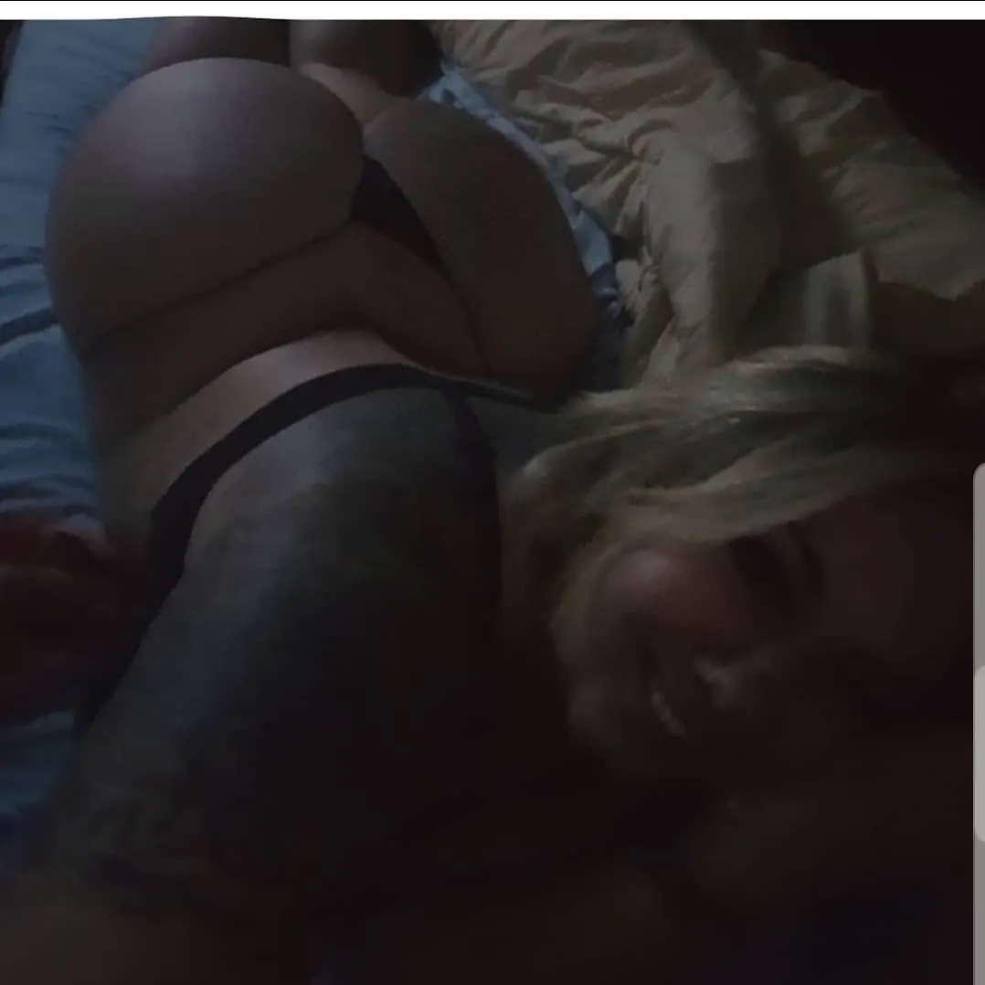 Rubia tetona y calienta pija.