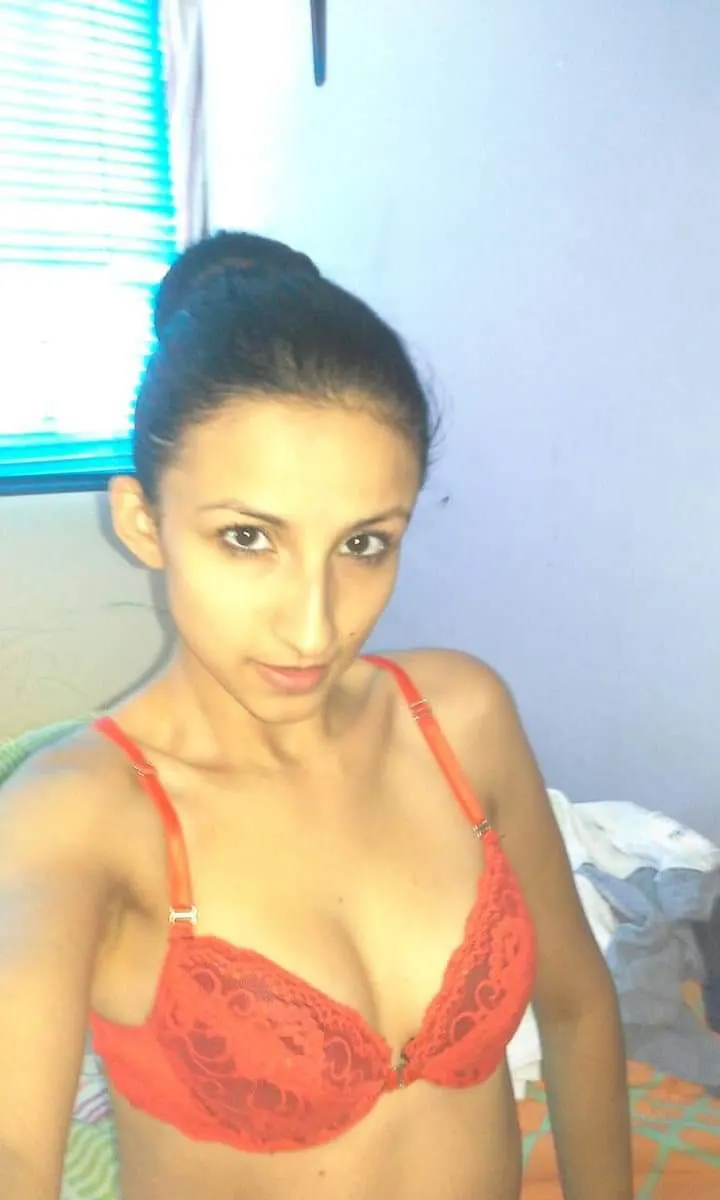 Exelente milf te muesta que lleva puesto.... 😍😍😍