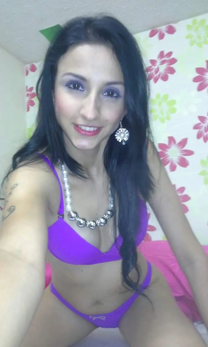 Exelente milf te muesta que lleva puesto.... 😍😍😍