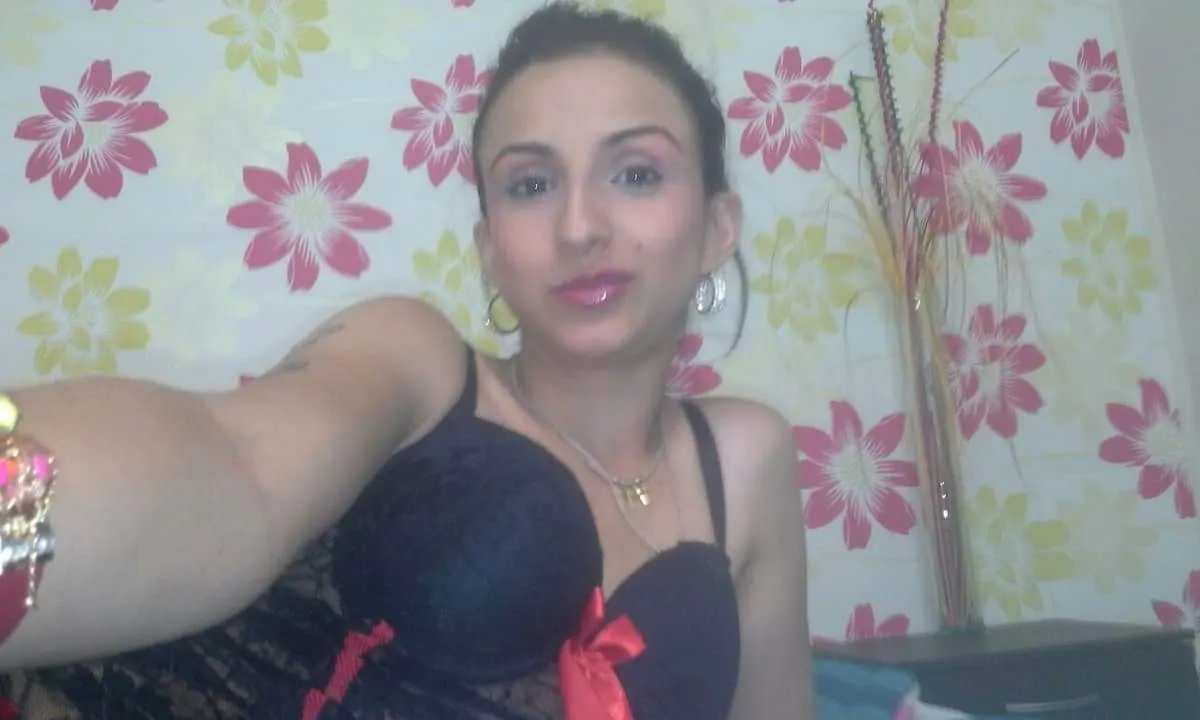Exelente milf te muesta que lleva puesto.... 😍😍😍