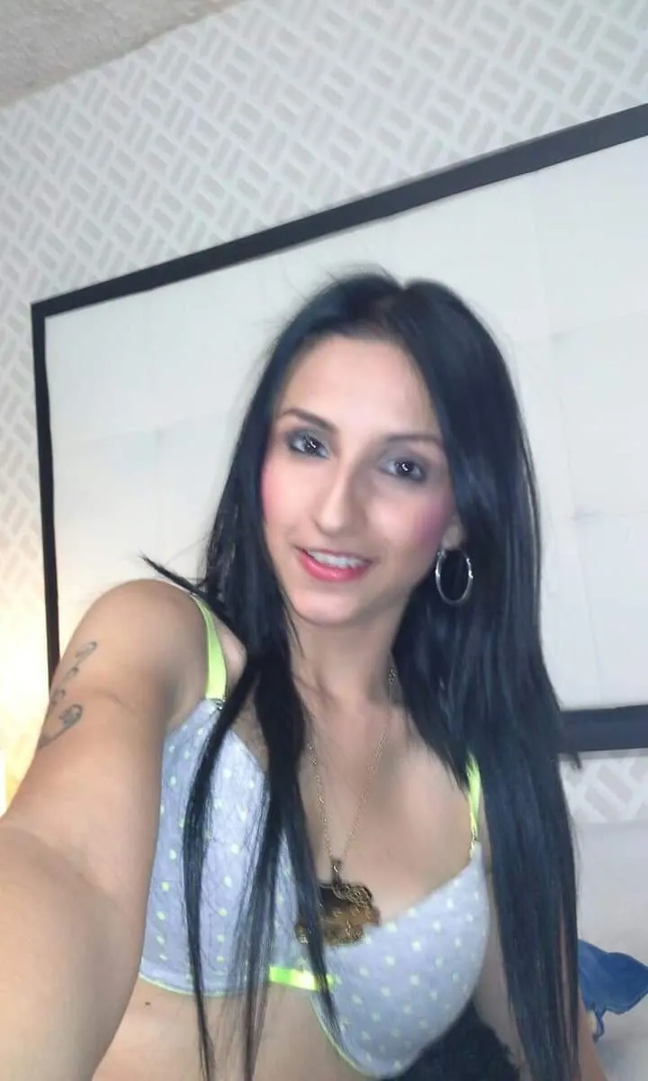 Exelente milf te muesta que lleva puesto.... 😍😍😍