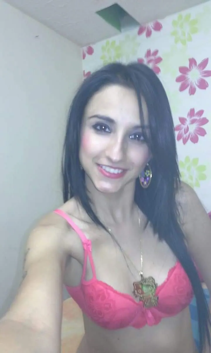 Exelente milf te muesta que lleva puesto.... 😍😍😍