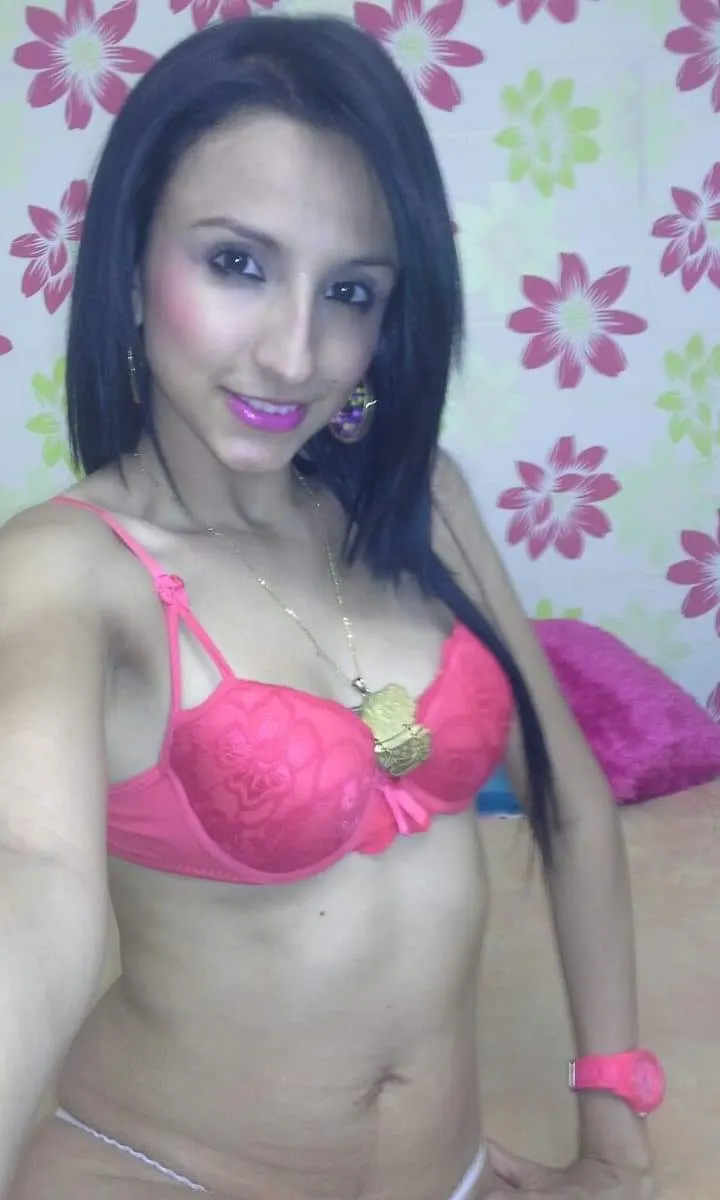 Exelente milf te muesta que lleva puesto.... 😍😍😍