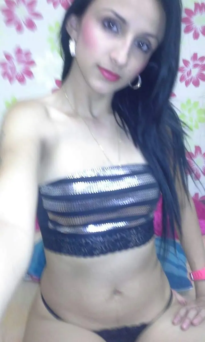 Exelente milf te muesta que lleva puesto.... 😍😍😍