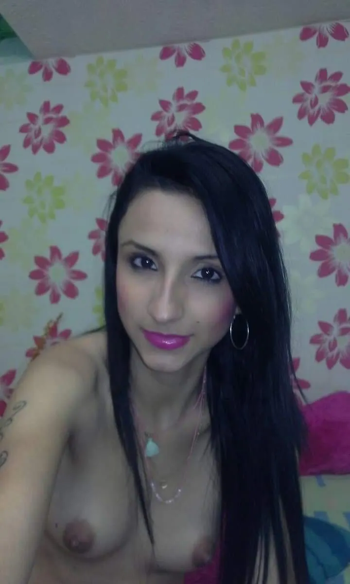 Exelente milf te muesta que lleva puesto.... 😍😍😍