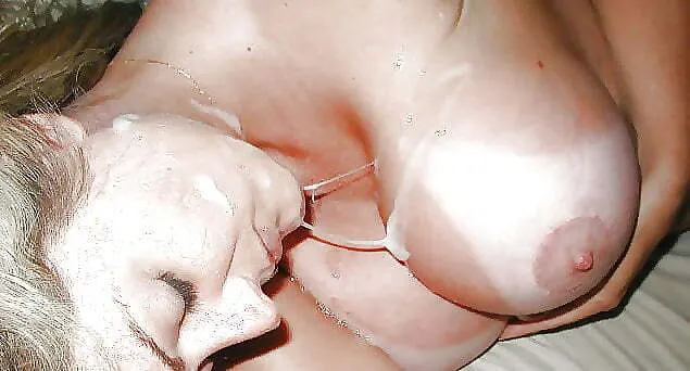 Rubia exige semen en todo su cuerpo