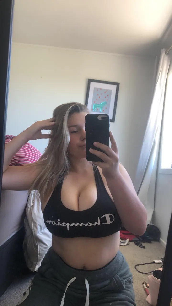Gordita con unas tetas increíbles 🤤