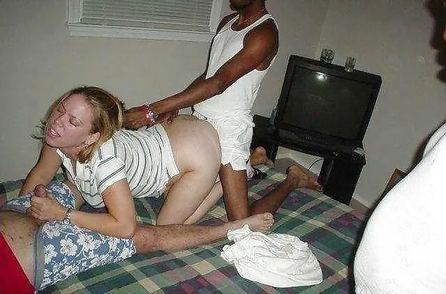 Comparte A Su Esposa Con Sus Amigos Negros