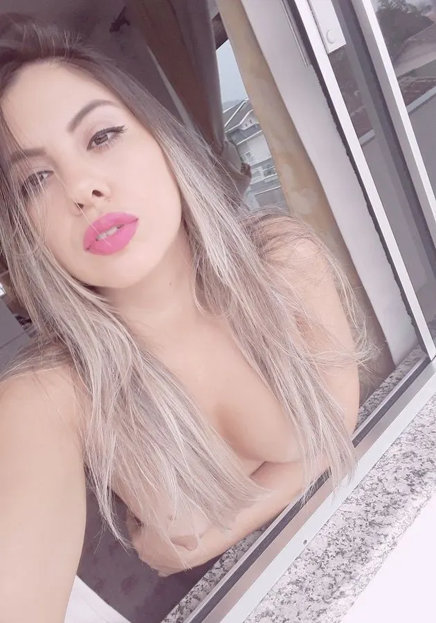 Belleza con lencería negra frente al espejo