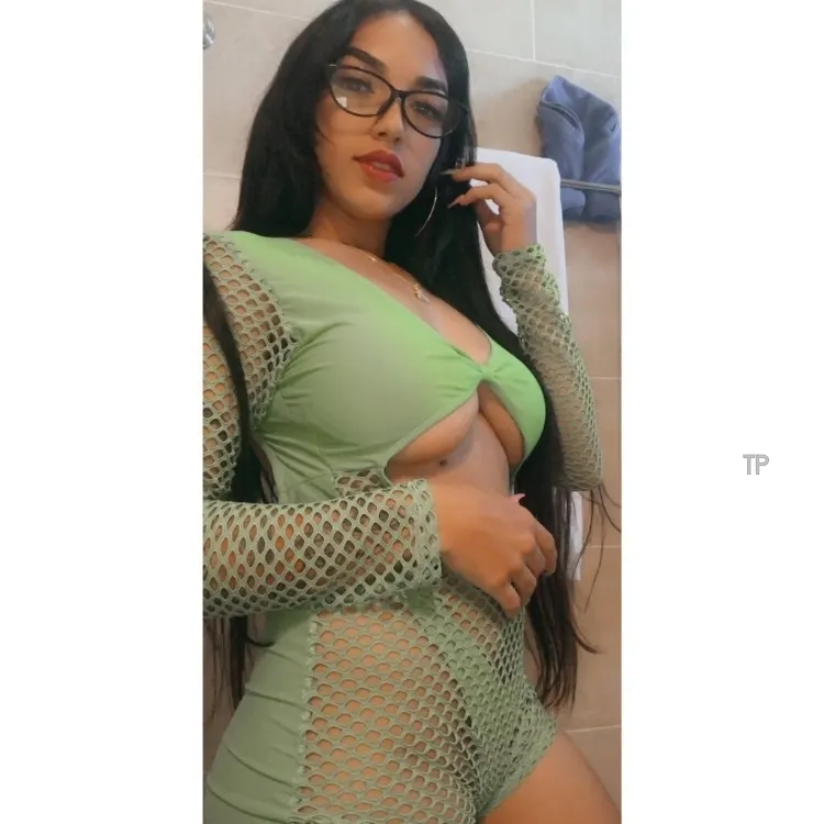 Morena Hermosa (ricos pezones y aureolas)