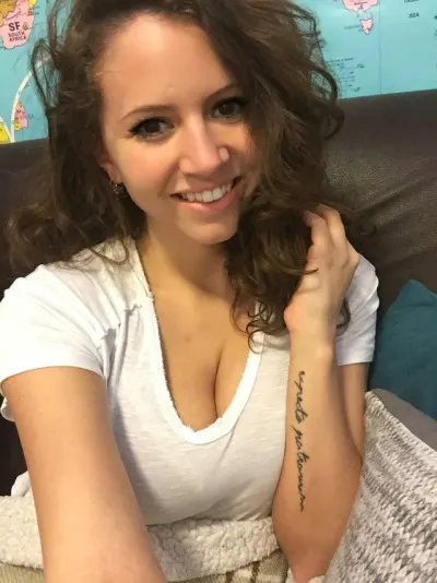 Morocha Hermosa posando desnuda!!!