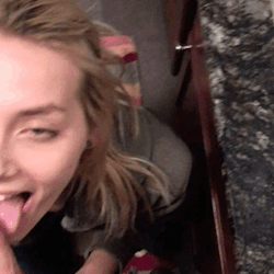 Una rubia preciosa que la quiere en la garganta!!!