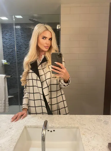 Elisabeth Shye la Barbie Escort