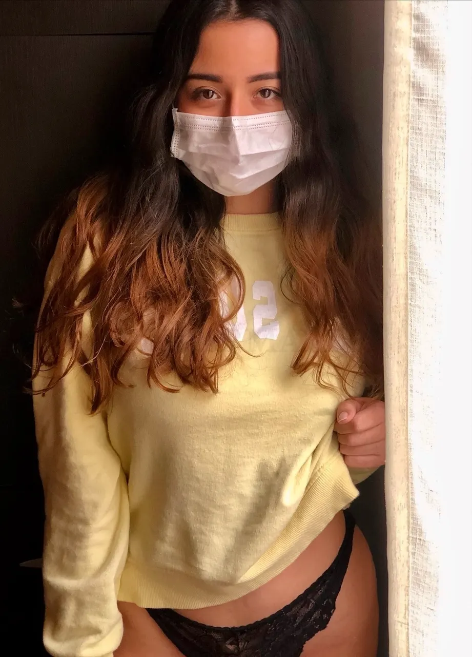 Puta con cubre y chichona