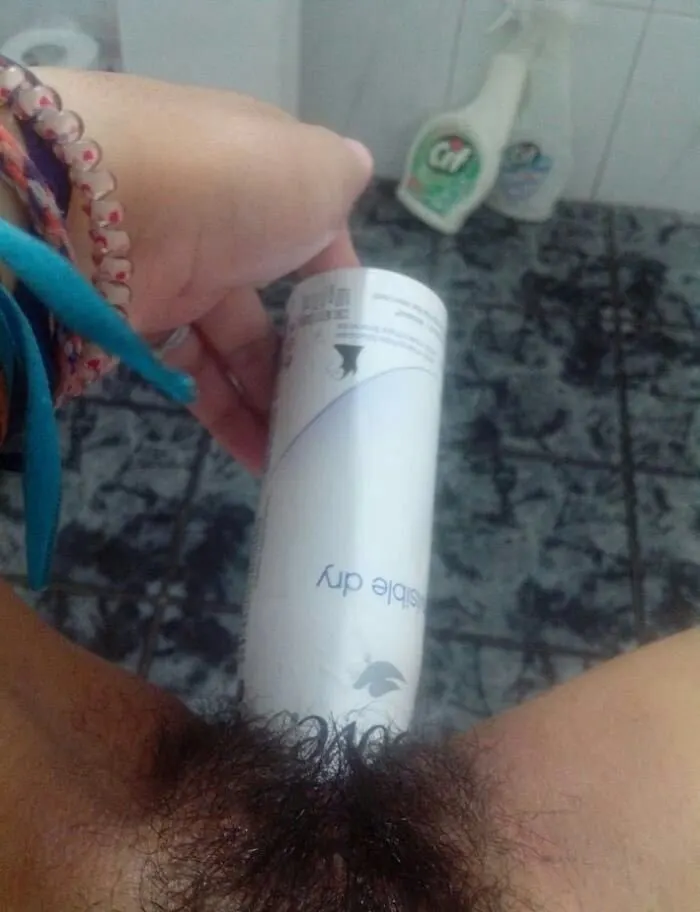 Morocha tocándose. En el baño