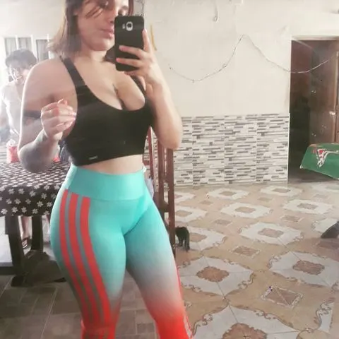 Volví con un post nenas en calza y mini short les va?😉