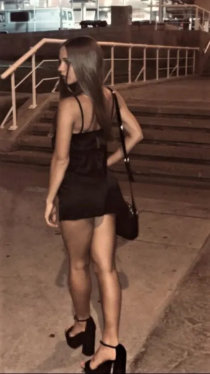 En la calle y de noche, ellas...