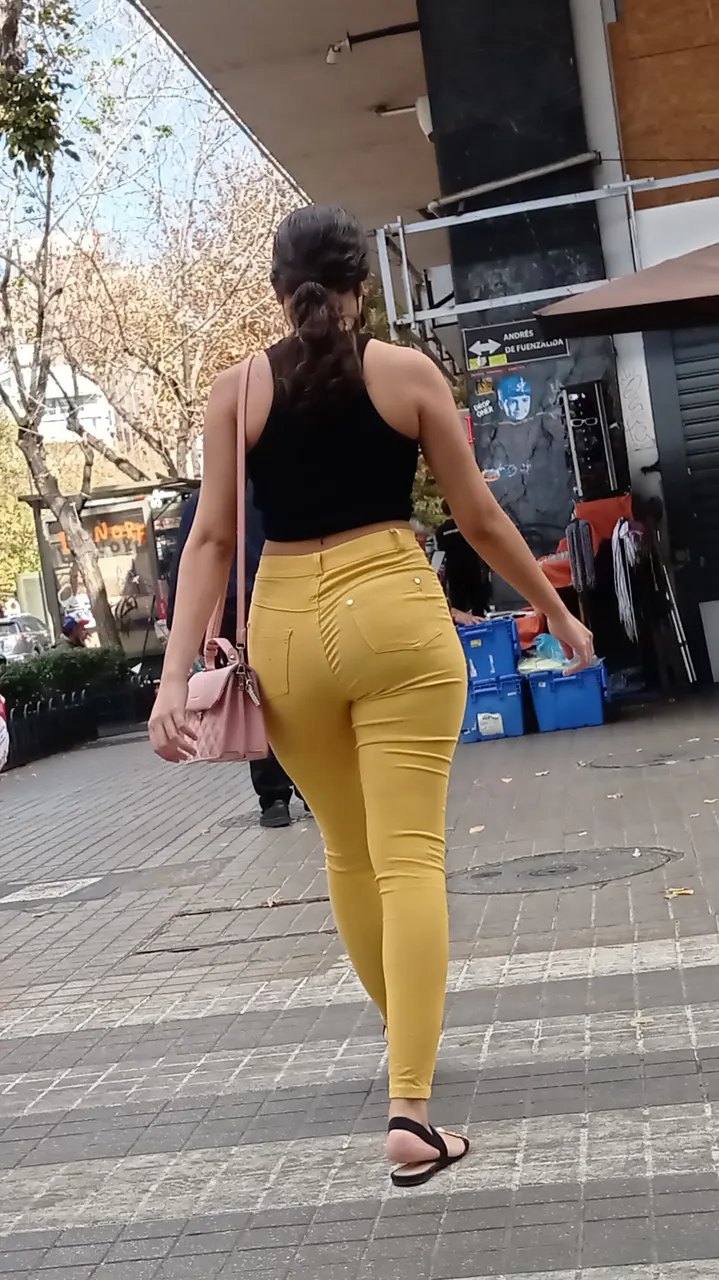 Linda cola en jeans amarillos