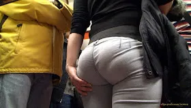 Jeans y colas por todos lados