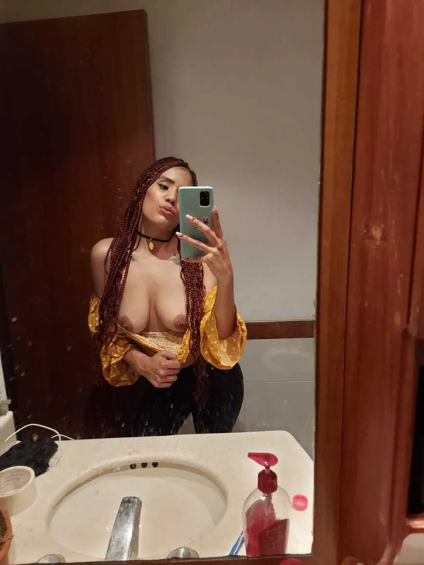 Rica morenaza de trenzas rojos