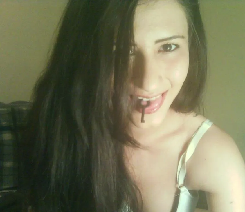 Hermosa EMO cabello negro muestra todo