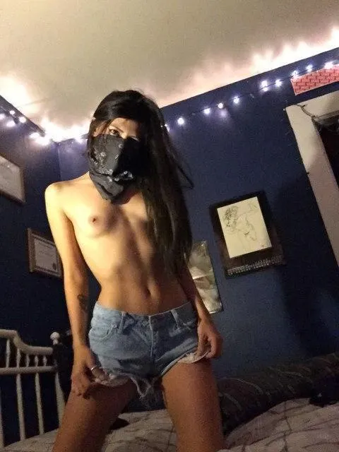 Hermosa EMO cabello negro muestra todo