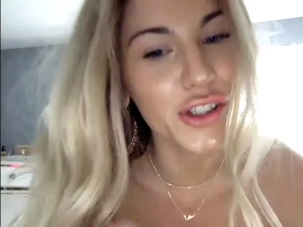 Gabi se pajea con brutal dildo