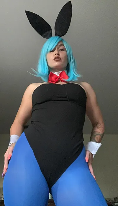 Nena con cara de puta vestida de conejita